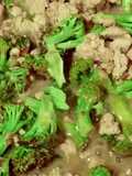 Carne molida de pollo con brócoli en salsa de espárragos