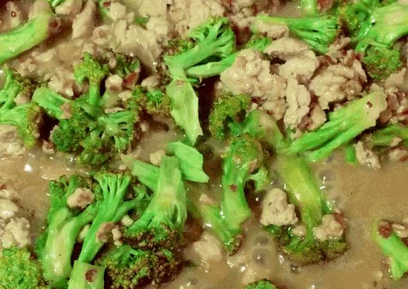 Carne molida de pollo con brócoli en salsa de espárragos