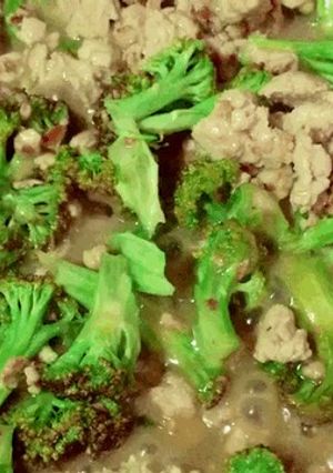 Una foto de Carne molida de pollo con brócoli en salsa de espárragos