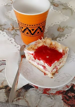 Une photo de Gâteau Au Coulis De Fraises🍓