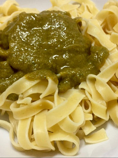 Una foto de Pesto casero de piñones y tomates secos