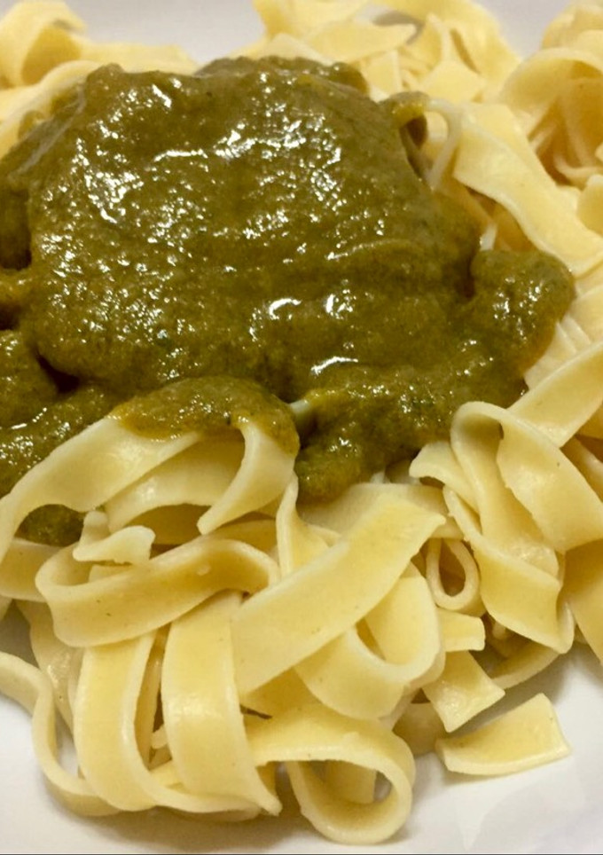 Una foto de Pesto casero de piñones y tomates secos