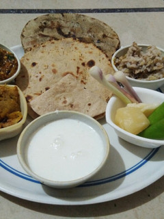 ગુજરાતી થાળી (Gujarati thali Recipe in Gujarati) રેસીપી મુખ્ય ફોટો