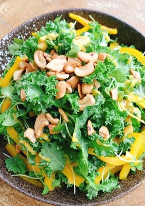 Hình của món Salad cải kale rau mầm.