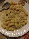 Ñoquis con crema de roquefort, apio y whisky