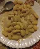 Ñoquis con crema de roquefort, apio y whisky