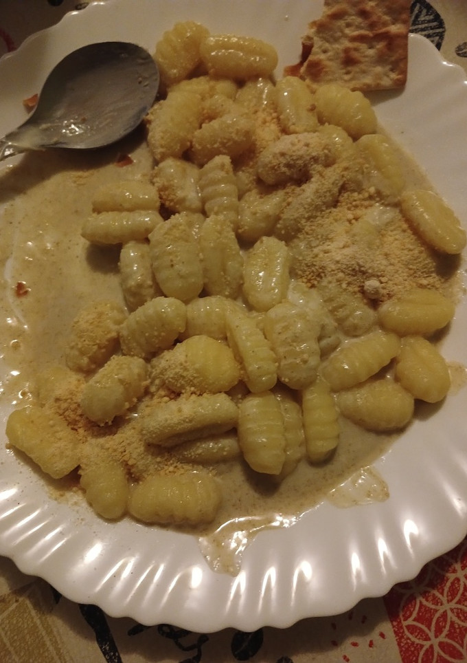 Una foto de Ñoquis con crema de roquefort, apio y whisky