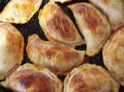Una foto de empanada de carne con pimentón