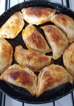 Una foto de Empanadas de carne salada 😋😋😋🤤🤤
