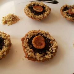 A picture of Beetroot walnut apple pie.
