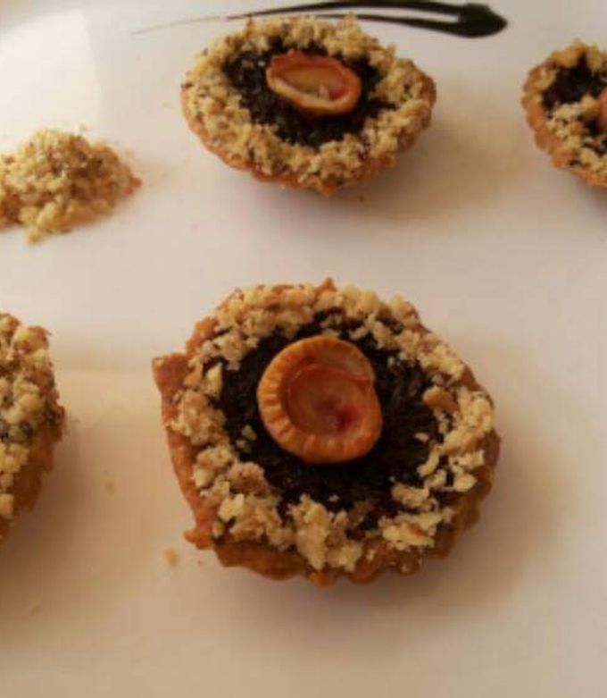 A picture of Beetroot walnut apple pie.