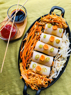 રાઇસ નુડલ્સ રોલ(Rice Noodles Roll Recipe In Gujarati) રેસીપી મુખ્ય ફોટો