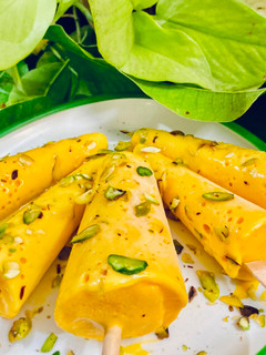 मॅंगो कुल्फी (Mango Kulfi Recipe In Marathi) रेसिपी चे मुख्य फोटो