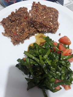 Una foto de Kipes con ensalada sensilla de espinaca, Y tomate