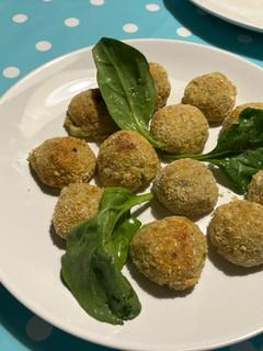 Una foto de Albóndigas de brócoli 🥦 y queso de cabra (con allioli o mayonesa de jengibre), en AirFryer