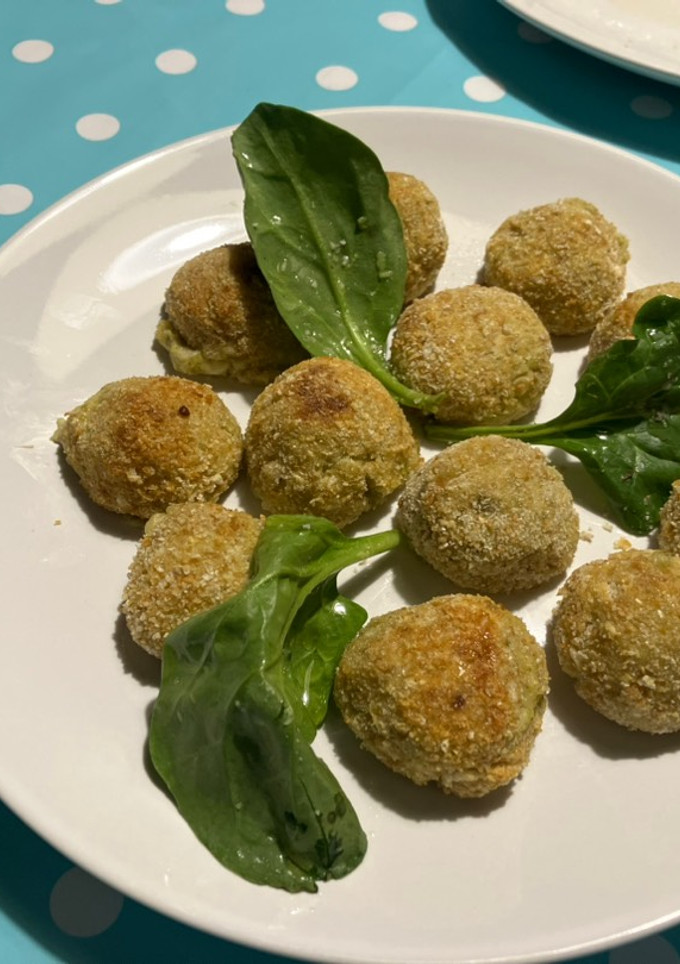 Una foto de Albóndigas de brócoli 🥦 y queso de cabra (con allioli o mayonesa de jengibre), en AirFryer