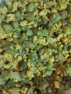 பீர்க்கங்காய் முட்டை பொரியல் (Peerkankaai muttai poriyal recipe in tamil) செய்முறை முக்கிய புகைப்படம்