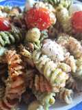 Ensalada de Fusilli con Cherrys, Mozzarella y Atún con Pesto Suave