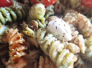 Una foto de Ensalada de Fusilli con Cherrys, Mozzarella y Atún con Pesto Suave