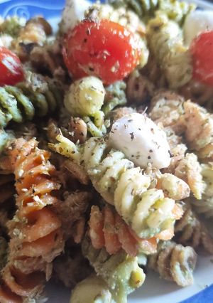 Una foto de Ensalada de Fusilli con Cherrys, Mozzarella y Atún con Pesto Suave