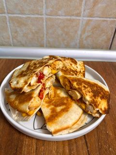 O poză a rețetei Quesadilla cu pui și legume.