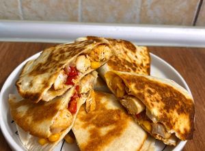 O poză a rețetei Quesadilla cu pui și legume.