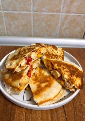 O poză a rețetei Quesadilla cu pui și legume.