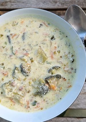 Brokkoli leves cheddarral és pirított bacon kockákkal recept fotója