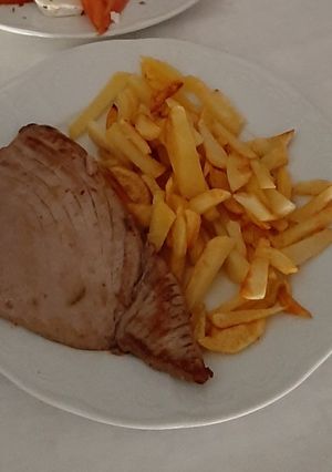 Una foto de Tonyina (atún rojo) con patatas