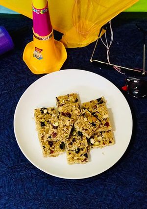 ઓટ્સ ચીક્કી (ગ્રેનોલા બાર) (Granola Bar Recipe in Gujarati) રેસીપી મુખ્ય ફોટો