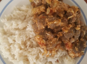 Una foto de Revuelto de carne picada con huevo y zapallo italiano- calabacín