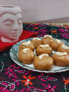 बेसन के लड्डू (besan ke ladoo recipe in Hindi) रेसिपी मुख्य फोटो