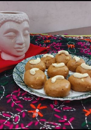 बेसन के लड्डू (besan ke ladoo recipe in Hindi) रेसिपी मुख्य फोटो