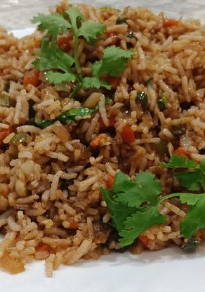 વેજીટેબલ ફ્રાઇડ રાઇઝ(Vegetable Fried Rice Recipe In Gujarati) રેસીપી મુખ્ય ફોટો