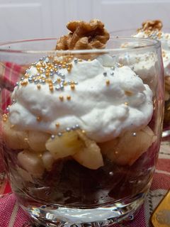 Una foto de Postre de brownie de chocolate y plátano