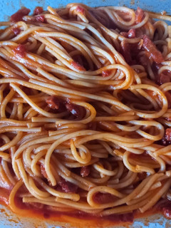 Una foto de 242. Spaghetti con tomate, chorizo y bacon
