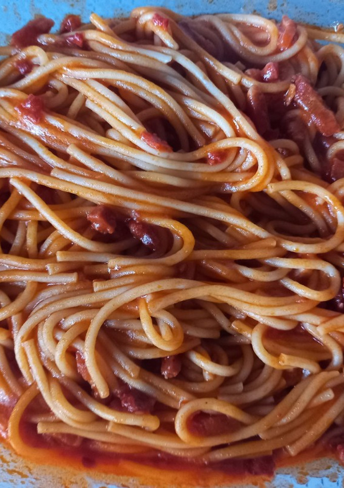Una foto de 242. Spaghetti con tomate, chorizo y bacon