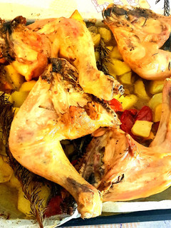 Una foto de Muslos de pollos con papas
