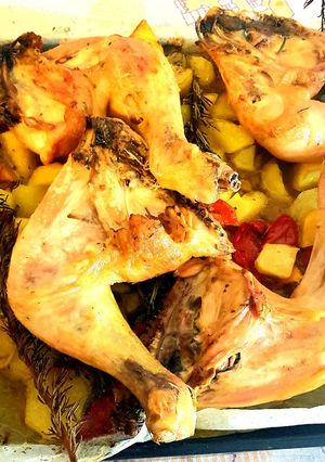 Una foto de Muslos de pollos con papas