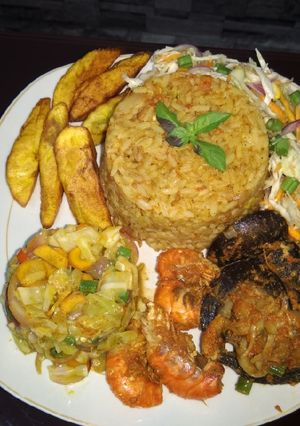 A picture of Jollof,fried plantain,fresh n fried veggie,pepered shrimp&snail.