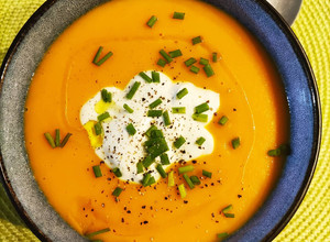 Foto di Vellutata di carote allo zenzero e curcuma e yogurt greco