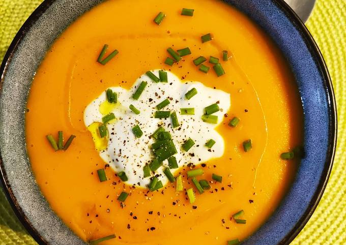 Vellutata di carote allo zenzero e curcuma e yogurt greco