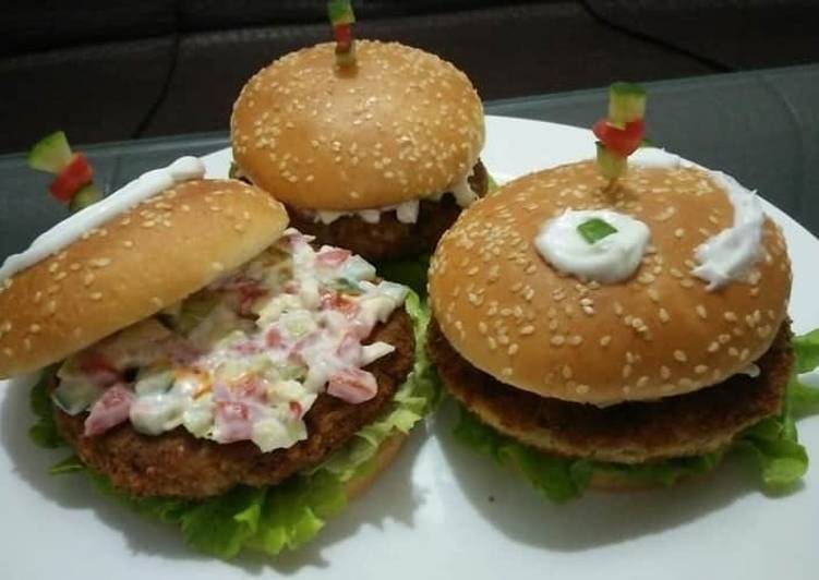 Crispy fish &amp; potato burgers with mayo salsa😋🍔