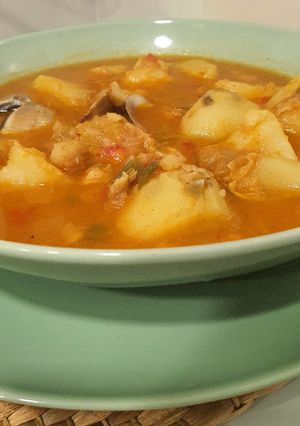Una foto de Patatas con Bacalao y alguna almeja del Pacífico