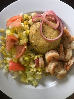 Una foto de Mangú con camarones al ajillo