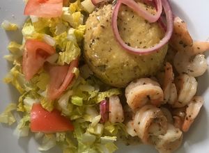 Una foto de Mangú con camarones al ajillo