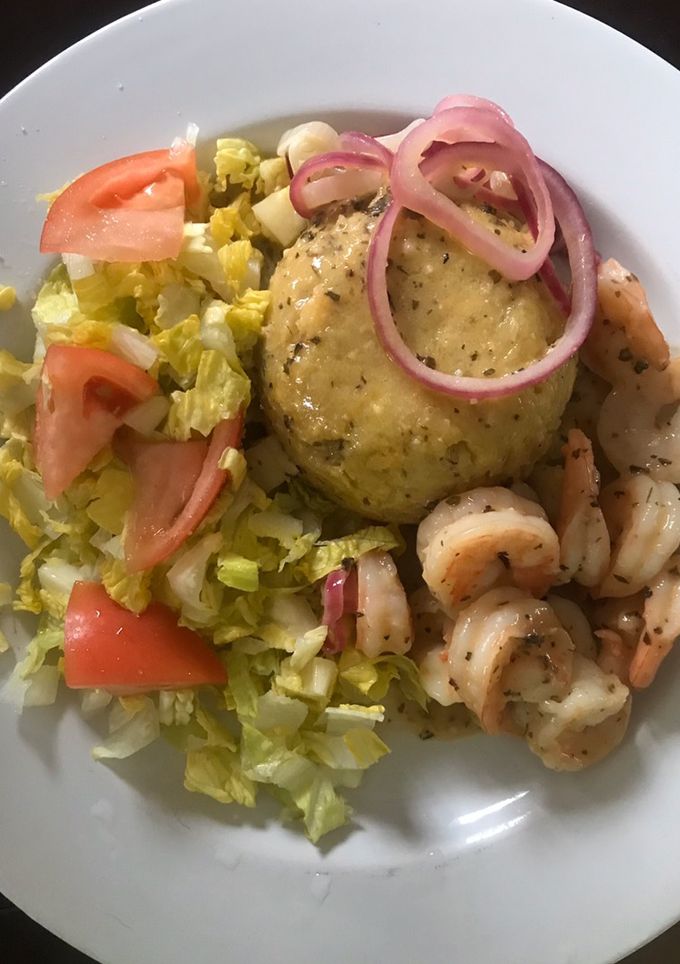 Una foto de Mangú con camarones al ajillo