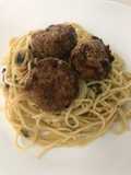 Albóndigas con base de spaghetti en salsa de champiñones