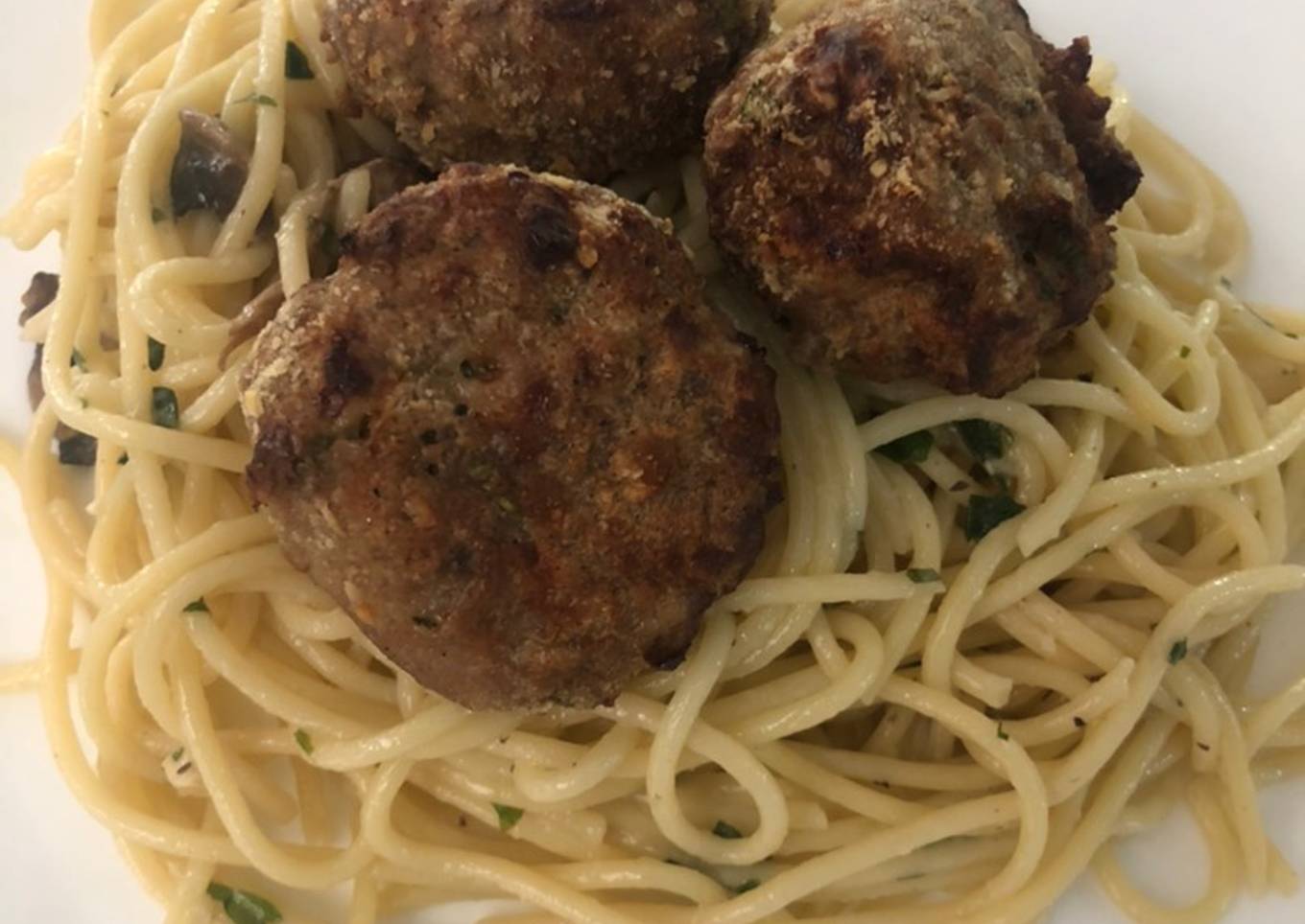Albóndigas con base de spaghetti en salsa de champiñones
