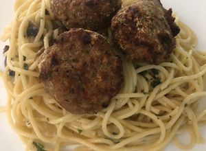 Una foto de Albóndigas con base de spaghetti en salsa de champiñones